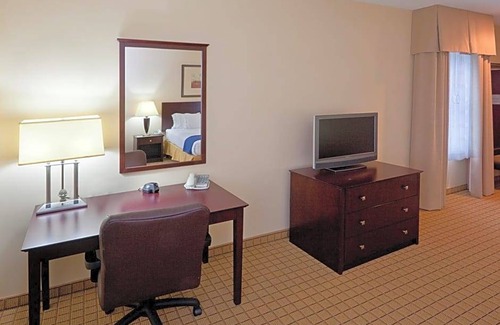 Rochester Hotel | 2-Star Hotel ∙ Holiday Inn Express Hotel & Suites Rochester, an IHG Hotel