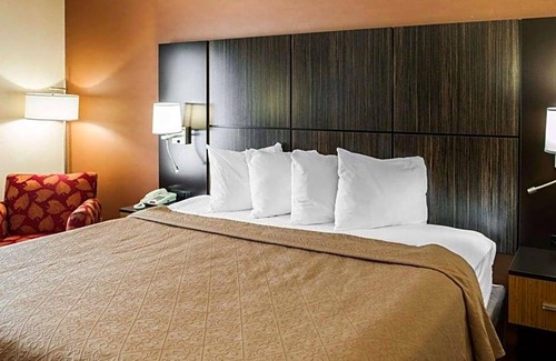 Franklin Hotel | 2-Star Hotel ∙ Quality Inn Franklin I-65