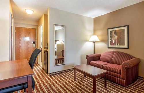 Paducah Hotel | 2-Star Hotel ∙ Quality Suites Paducah