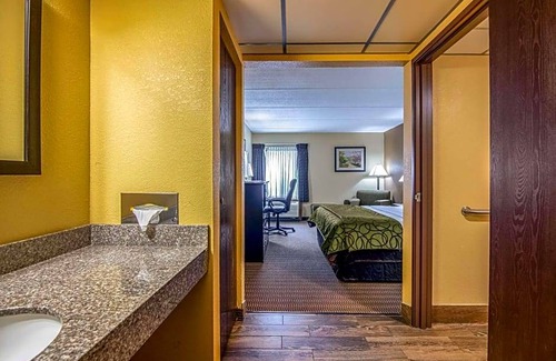 Tully Hotel | 2-Star Hotel ∙ Quality Inn Tully I-81