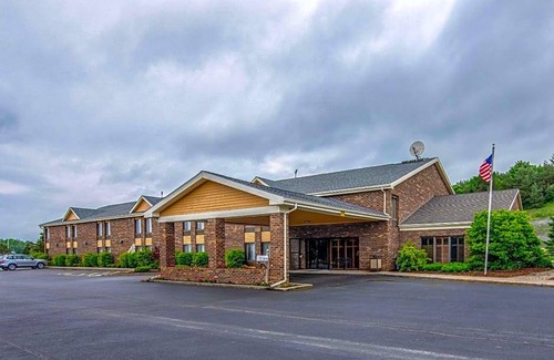 Tully Hotel | 2-Star Hotel ∙ Quality Inn Tully I-81