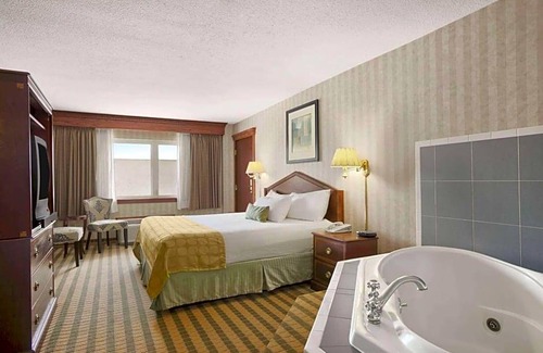 Saginaw Hotel | 2-Star Hotel ∙ Ramada by Wyndham Saginaw Hotel & Suites