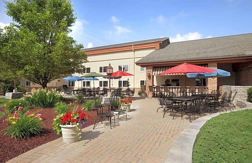 Saginaw Hotel | 2-Star Hotel ∙ Ramada by Wyndham Saginaw Hotel & Suites