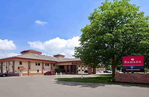 Saginaw Hotel | 2-Star Hotel ∙ Ramada by Wyndham Saginaw Hotel & Suites
