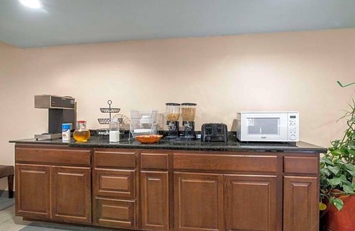 Syracuse Hotel | 2-Star Hotel ∙ Rodeway Inn Syracuse