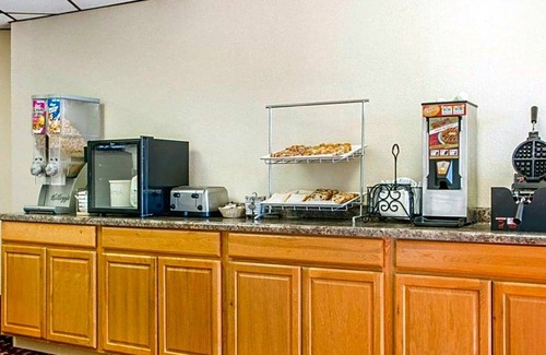 Stevens Point Hotel | 2-Star Hotel ∙ Econo Lodge Inn & Suites Stevens Point