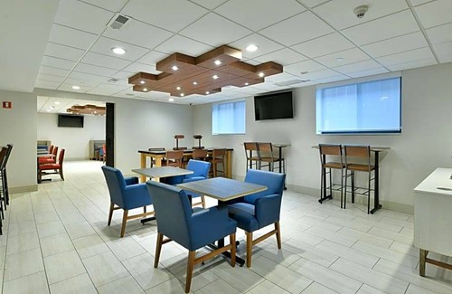 Travis - Chelsea Hotel | 2-Star Hotel ∙ Holiday Inn Express Staten Island West, an IHG Hotel