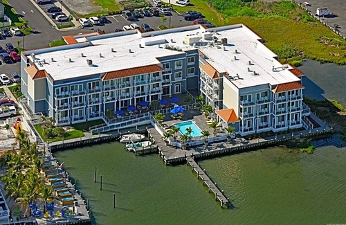 Chincoteague Hotel | 2-Star Hotel ∙ Fairfield Inn & Suites by Marriott Chincoteague Island Waterfront