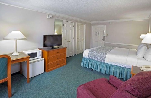North Central Omaha Hotel | 2-Star Hotel ∙ La Quinta Inn by Wyndham Omaha West