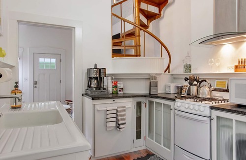 Historic Downtown Savannah Cottage | 2-Story Carriage House on Forsyth Park!