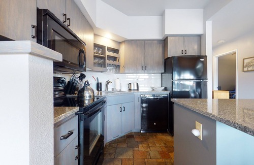 Redmond House | 2-story resort townhouse on Deschutes River w/3 pools, hot tub, tennis, gym