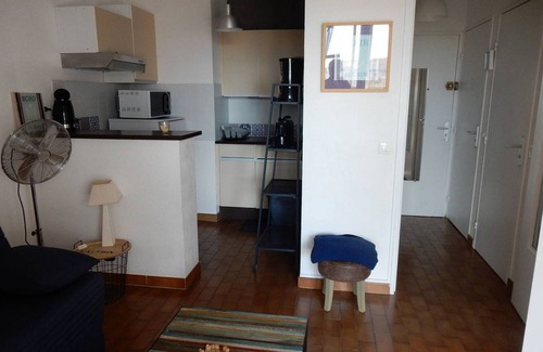 Le Port Apartment | 2* Studio Cabin with Parking, Near Beach