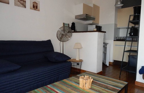 Le Port Apartment | 2* Studio Cabin with Parking, Near Beach