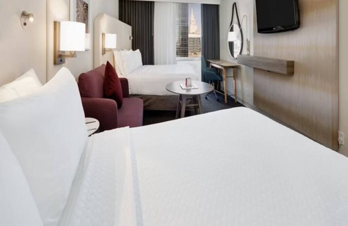Downtown Dallas Hotel | 2 Stylish Rooms w/Elegant Décor, Downtown Dallas Location! Outdoor Pool!