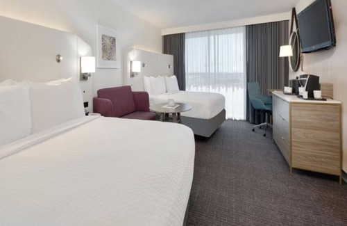Downtown Dallas Hotel | 2 Stylish Rooms w/Elegant Décor, Downtown Dallas Location! Outdoor Pool!