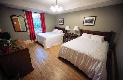 Shawnee On Delaware Hotel | 2 Units | Inviting Retreat Great for Nature Hikes & Relaxing River Trips