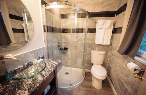 Shawnee On Delaware Hotel | 2 Units | Inviting Retreat Great for Nature Hikes & Relaxing River Trips