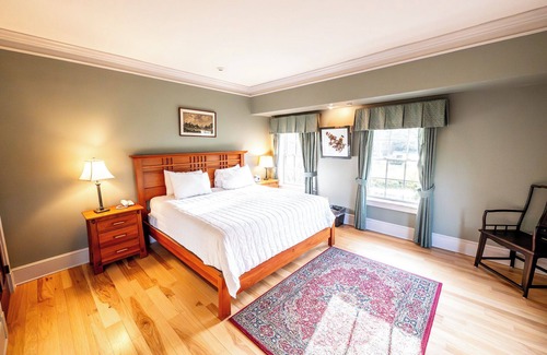 Shawnee On Delaware Hotel | 2 Units | Unwind in a Peaceful Haven | Explore the Beauty of the Poconos