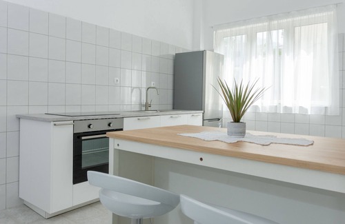 Kastel Kambelovac Condo | 2 vacation apartments with highlight roof terrace and pool.