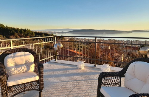 Kastel Kambelovac Condo | 2 vacation apartments with highlight roof terrace and pool.