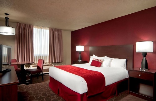Laughlin Hotel | 2 x Sedona River View King Non Smoking Room at Edgewater Casino Resort