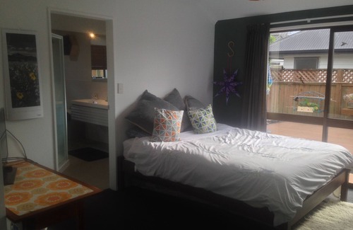 Tauranga Bed & Breakfast | 2 xDouble bedrooms in Matua, own bathroom, kitchenette. 2 sunny decks and Spa