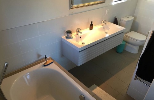 Tauranga Bed & Breakfast | 2 xDouble bedrooms in Matua, own bathroom, kitchenette. 2 sunny decks and Spa