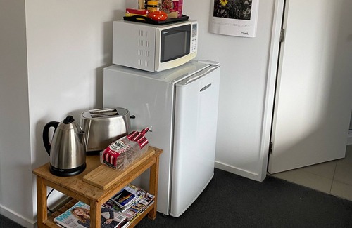 Tauranga Bed & Breakfast | 2 xDouble bedrooms in Matua, own bathroom, kitchenette. 2 sunny decks and Spa