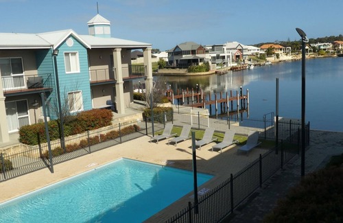 Halls Head Apartment | 20 Apollo Quay.nPerfect for family getaway, groups, golf, crafts, or a reunion.
