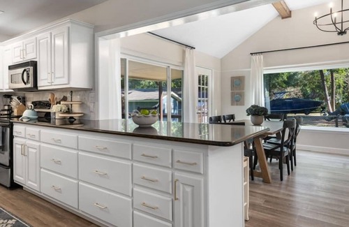 Enchanted Oaks House | 20 Guest, Lakefront Retreat, Hot Tub, Jet Ski Rental