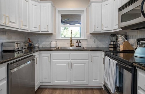 Enchanted Oaks House | 20 Guest, Lakefront Retreat, Hot Tub, Jet Ski Rental