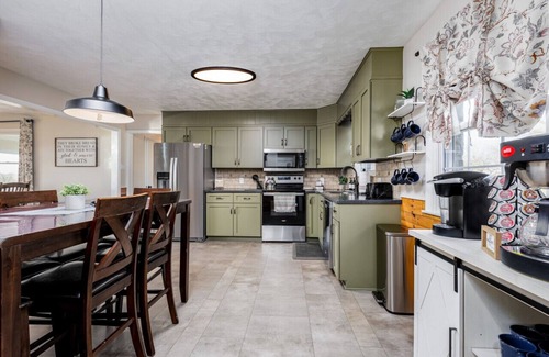 Gordonville Apartment | 20 min to Sight& Sound*game room*patio*hot tub