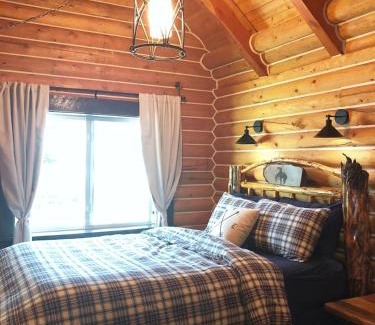 Island Park House | 20 Mins To Ynp-cabin-pet Friendly