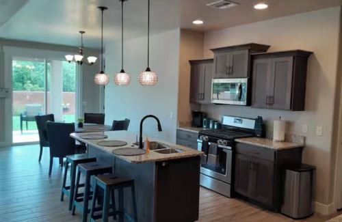 La Verkin House | 20 minute drive to Zion National Park. Located in a quiet neighborhood