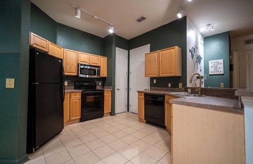 Loughman Condo | 20 minutes to the theme park! Family- sized condo with private patio