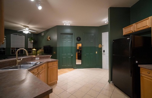 Loughman Condo | 20 minutes to the theme park! Family- sized condo with private patio
