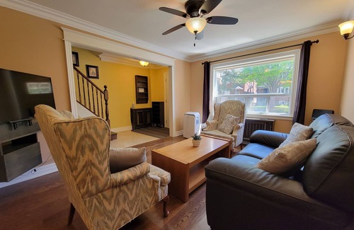 Greenwood - Coxwell House | 20 Minutes to Woodbine Beach - 3BR-Family Friendly Home in Heart of Leslieville