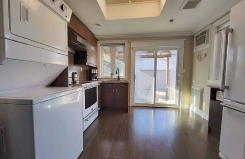 Greenwood - Coxwell House | 20 Minutes to Woodbine Beach - 3BR-Family Friendly Home in Heart of Leslieville