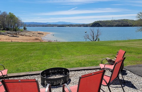 Dandridge Cabin | 20% Off Book by 8/31 Peaceful Lakefront Mountain View Cabin