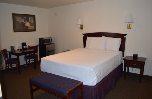 Columbia Falls Hotel | #20- ONE QUEEN BED at hotel with WiFi, AC in lovely Columbia Falls 20 mi to GNP