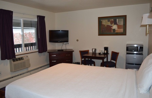 Columbia Falls Hotel | #20- ONE QUEEN BED at hotel with WiFi, AC in lovely Columbia Falls 20 mi to GNP