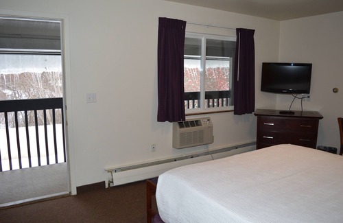 Columbia Falls Hotel | #20- ONE QUEEN BED at hotel with WiFi, AC in lovely Columbia Falls 20 mi to GNP