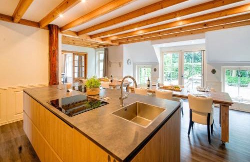 Noardburgum House | 20 pax Farmhouse with sauna, hottub and pub