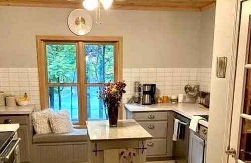 Harbor Springs Cabin | 2000 sqft Stylish cabin, no fees!