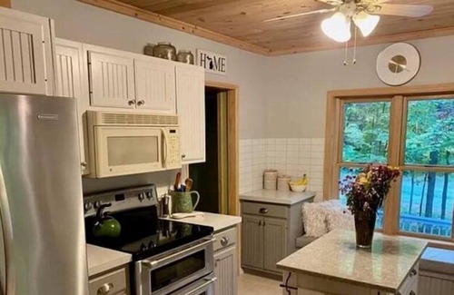 Harbor Springs Cabin | 2000 sqft Stylish cabin, no fees!
