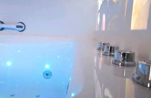 Quartier Chorier-Berriat Apartment | 🏠 2005🔥 Double Jacuzzi 🛁appart Cosy 🚊 Tram à 50m