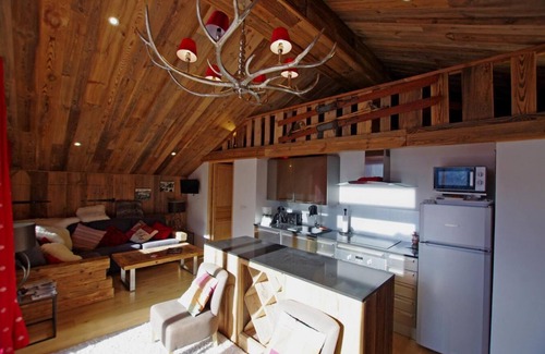 Champagny-en-Vanoise Apartment | 200m from ski slopes, 4th floor, balcony, parking, tv, ski locker, 61m², Champagny-en-Vanoise