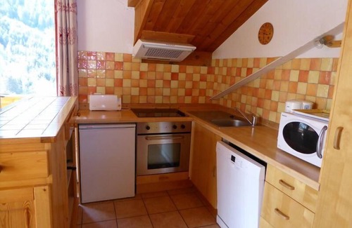 Pralognan-la-Vanoise Apartment | 200m from ski slopes, 2nd floor, tv, ski locker, 50m², Pralognan-la-Vanoise