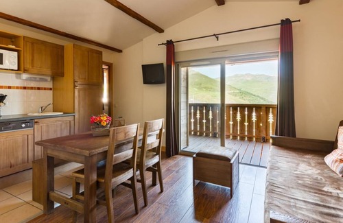 Pla d'Adet Apartment | 200m from resort center, fitness, swimming pool, sauna, hammam, balcony, parking, tv, ski locker
