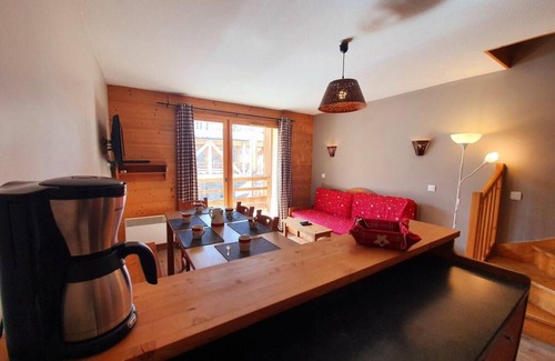 Les Claux Apartment | 200m from shops, 4th floor, swimming pool, balcony, parking, tv, ski locker, 50m², Vars